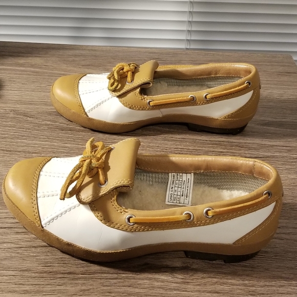 UGG Insulated Rain/Snow Shoes - Picture 4 of 8